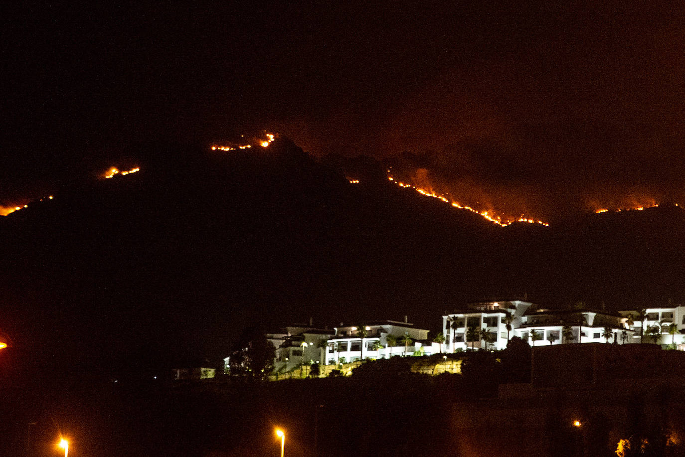 Vista del incendio desde Estepona.