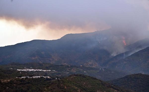 Heridos dos bomberos del Infoca en las labores de extinción del incendio de Sierra Bermeja