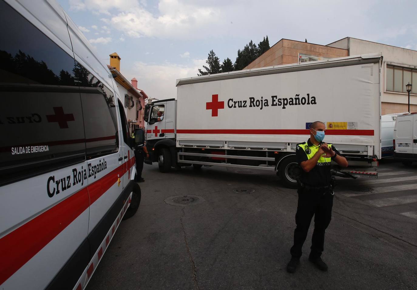 Algunos de los desalojados por el incendio, en un polideportivo de Ronda habilitado por el Ayuntamiento