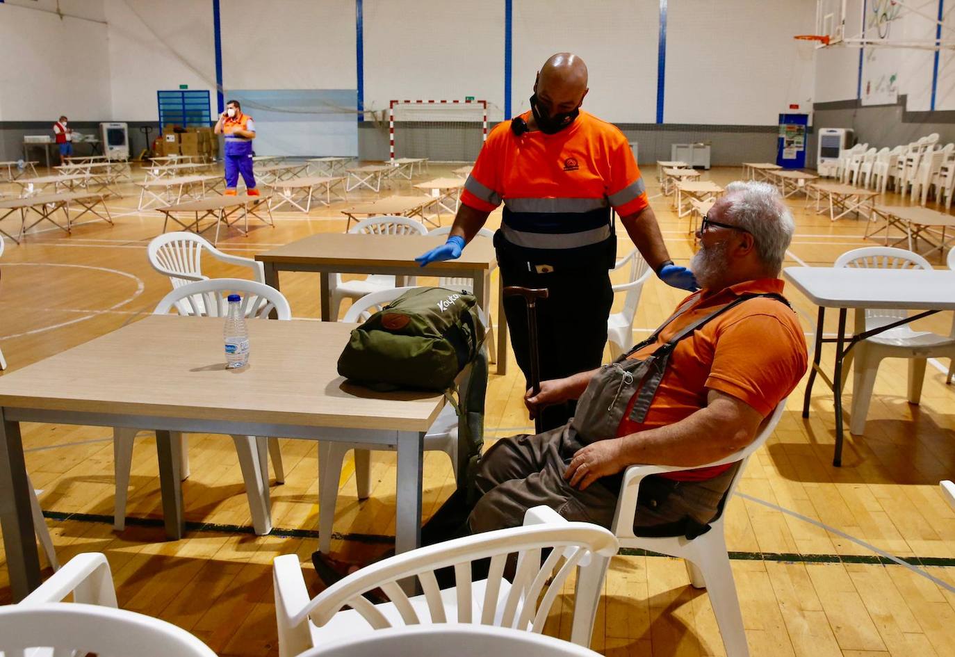 Algunos de los desalojados por el incendio, en un polideportivo de Ronda habilitado por el Ayuntamiento