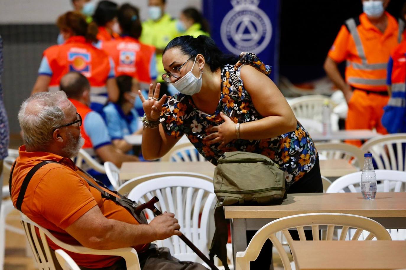 Algunos de los desalojados por el incendio, en un polideportivo de Ronda habilitado por el Ayuntamiento