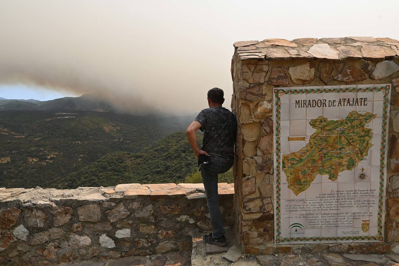 La situación del fuego obliga al desalojo de Alpandeire, Júzcar, Faraján y Pujerra, además de Jubrique y Genalguacil