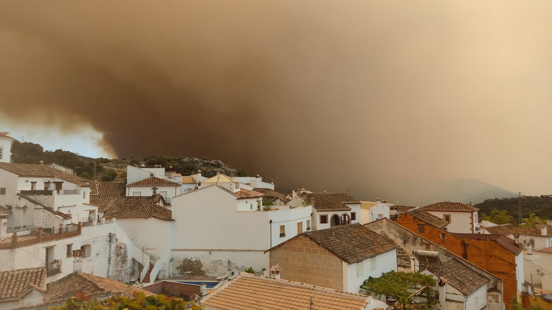 La situación del fuego obliga al desalojo de Alpandeire, Júzcar, Faraján y Pujerra, además de Jubrique y Genalguacil. En la imagen, Alpandeire.