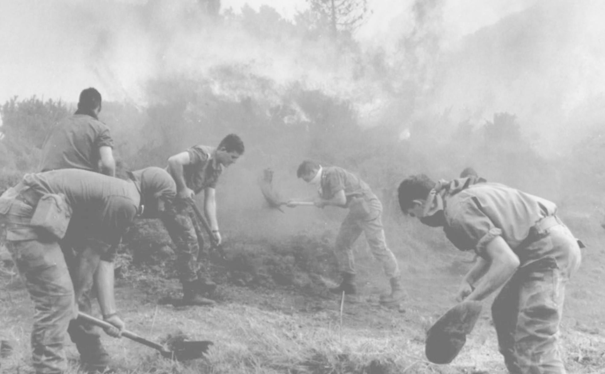 Militares trabajan en la extinción del fuego originado en el verano de 1991. 