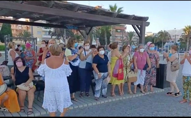  Muchas de las mujeres de la Asociación Esperanza y el pueblo de Vélez-Málaga se reunieron en la playa para despedir a Pilar Serrán. 