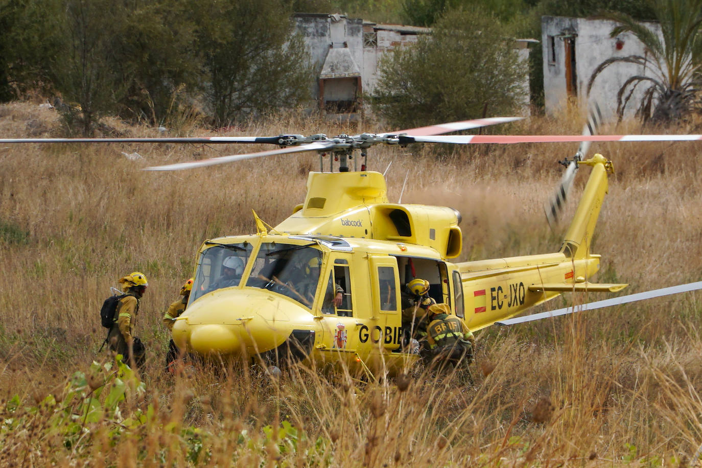 El incendio se bifurca y avanza en dos frentes este lunes