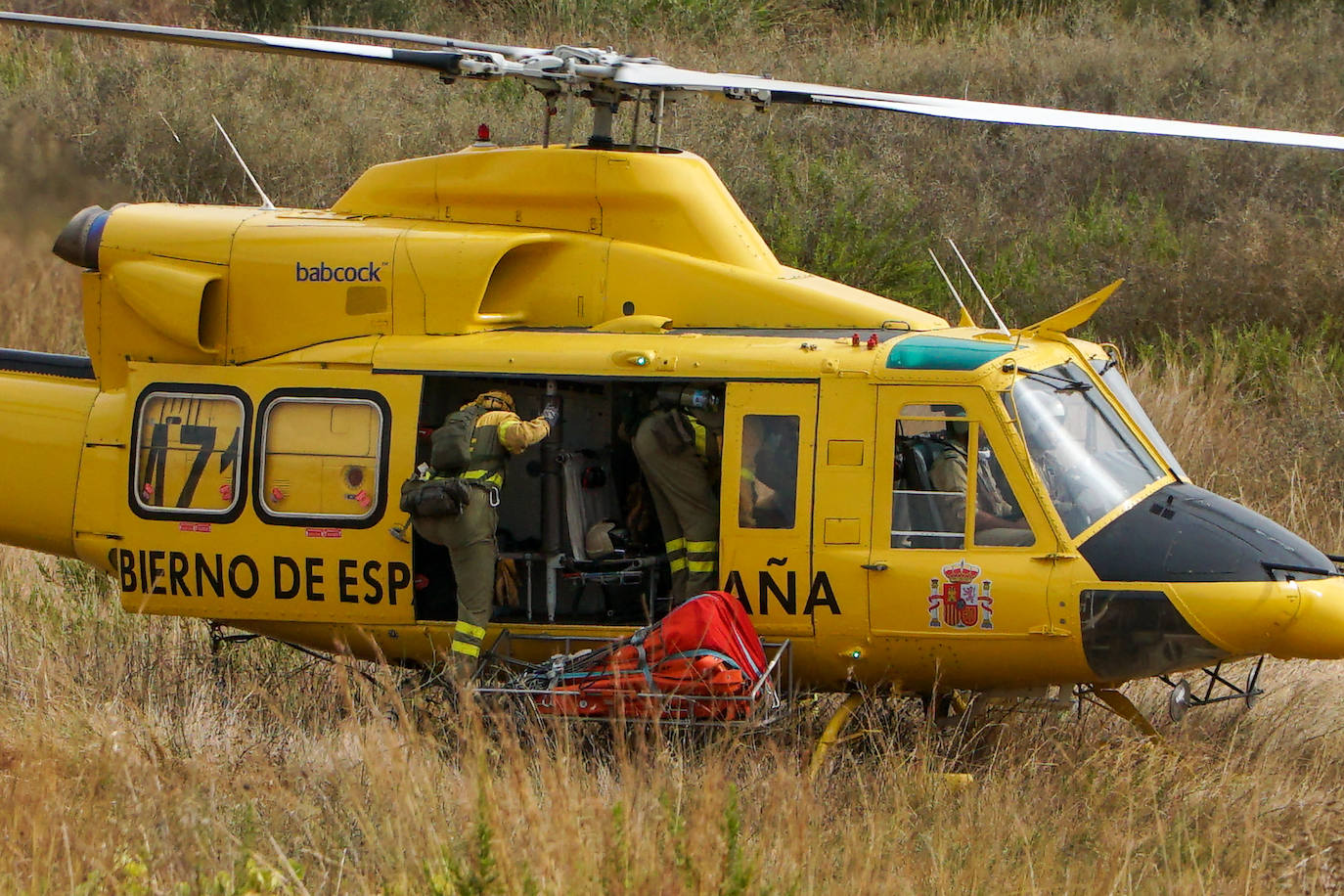 El incendio se bifurca y avanza en dos frentes este lunes