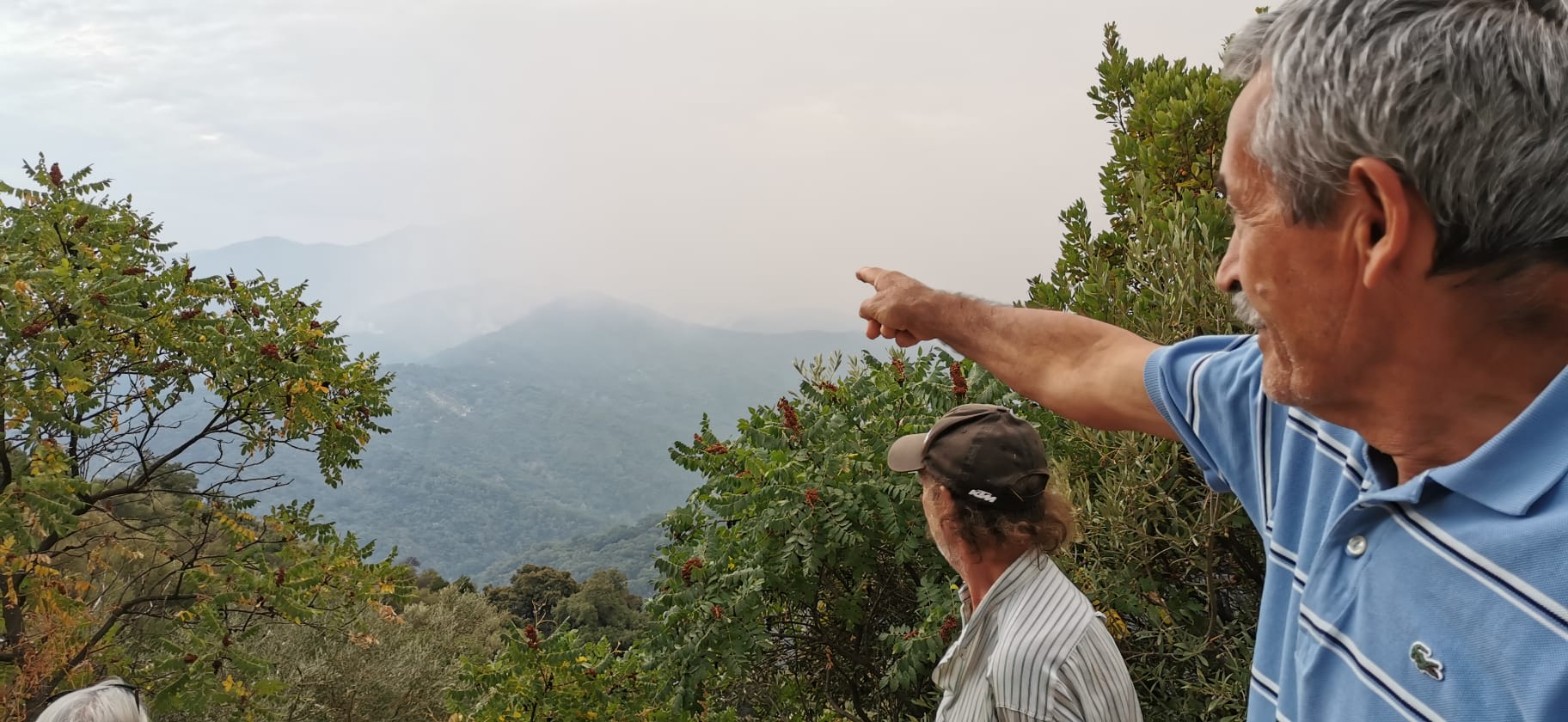 Un vecino señala el fuego a primera hora del lunes 13 de septiembre