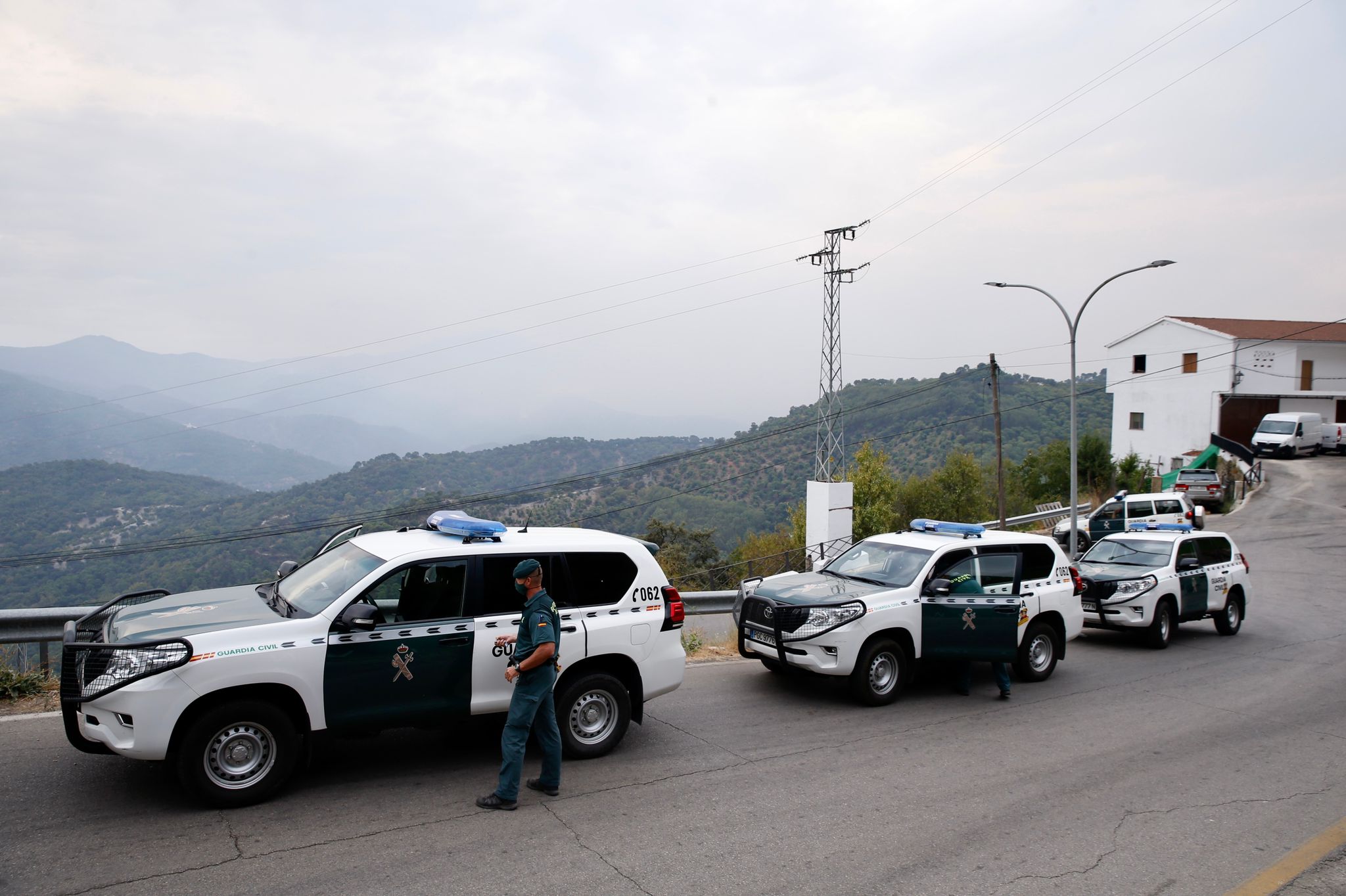 Efectivos de la Guardia Civil, este lunes en Algatocín.