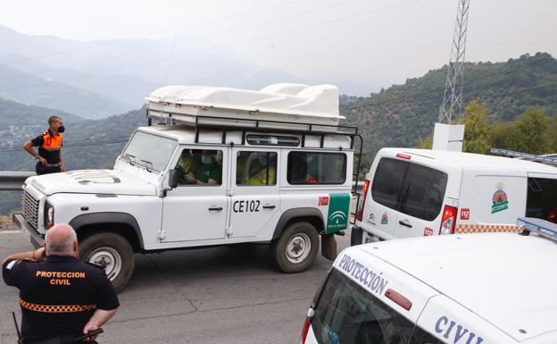 eFfectivos en la zona del incendio, este lunes. 