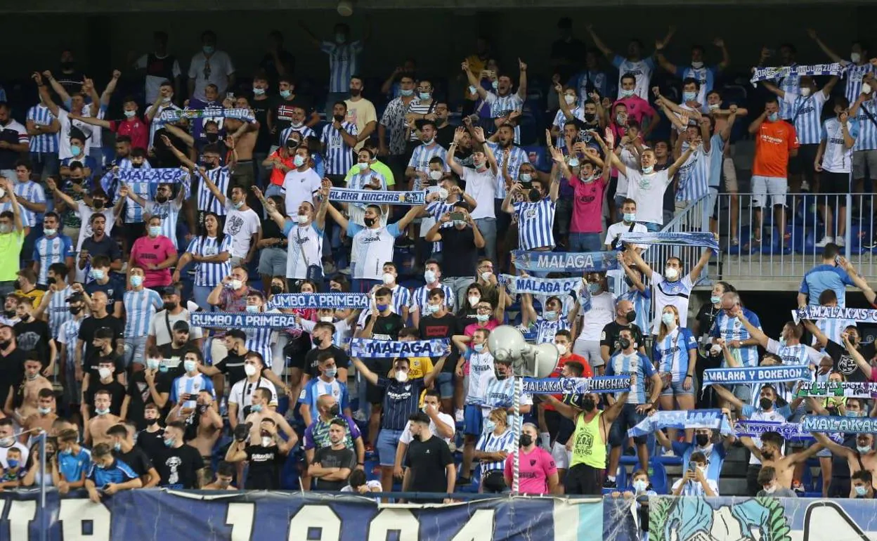 Aficionados en la Rosaleda durante el Málaga-Girona del domingo. 