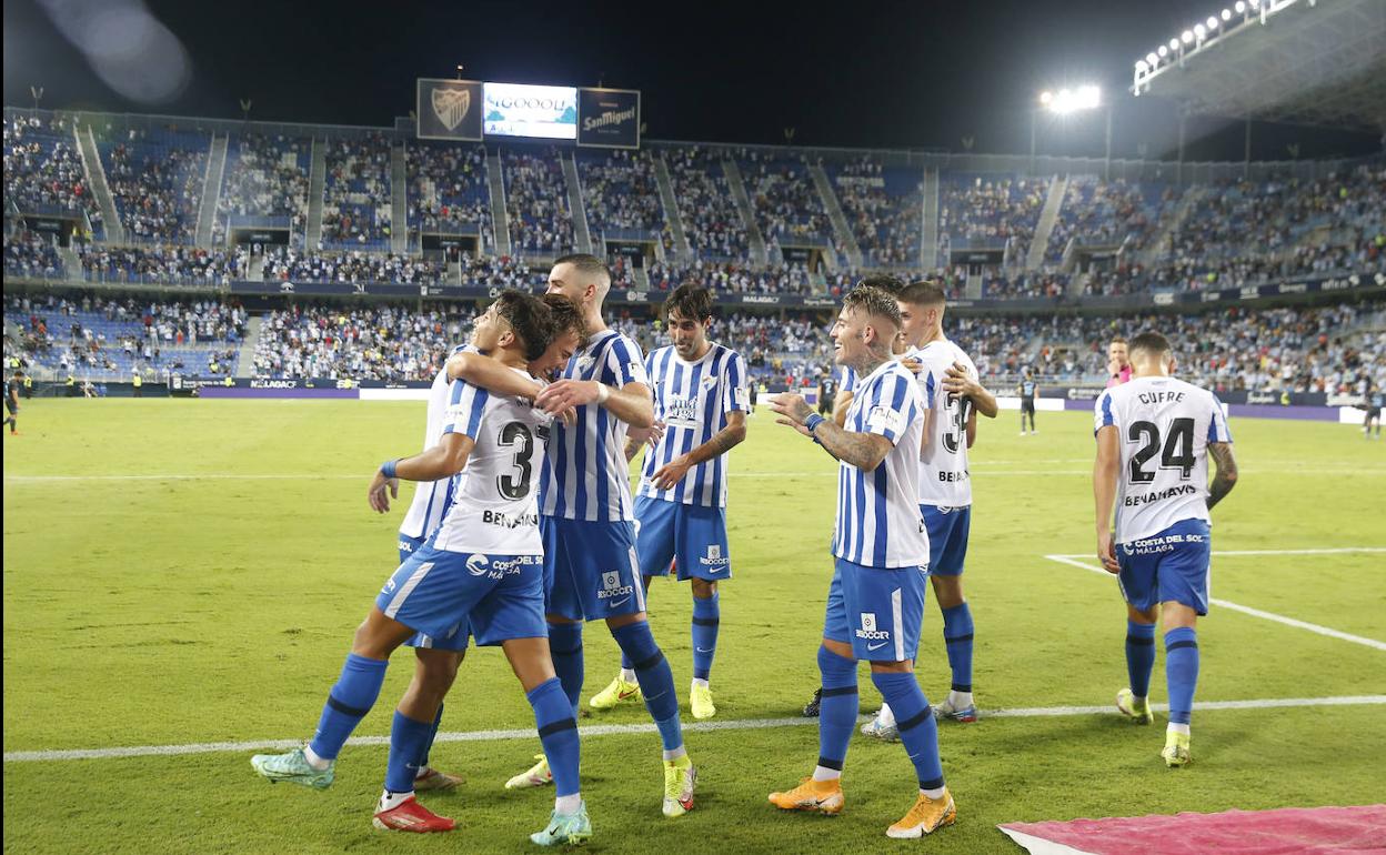 Los malaguistas celebran el primer gol con Paulino, el autor del mismo. 