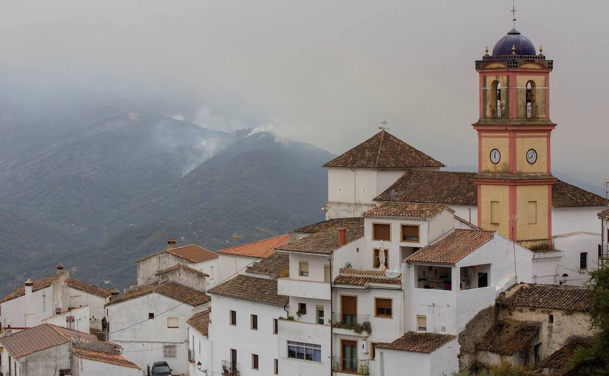 El fuego en Jubrique, visto desde Algatocín.