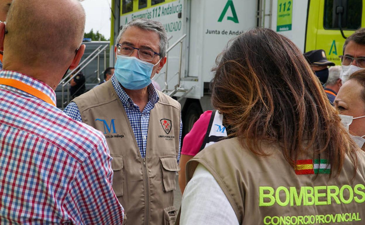 El presidente de la Diputación de Málaga, Francisco Salado, en elpuesto de mando del incendio estos días.