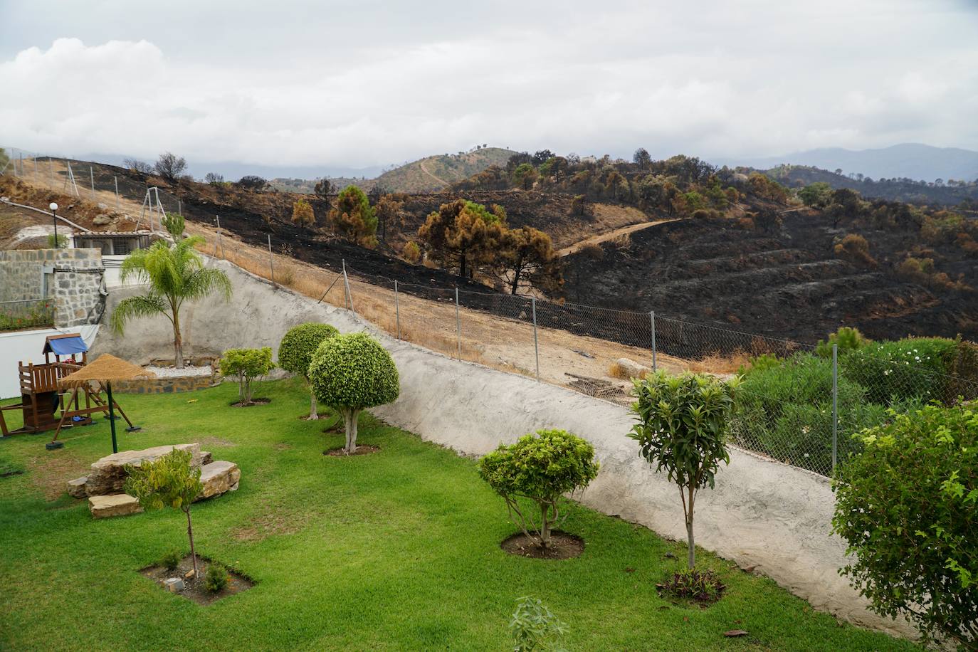 El incendio se bifurca y avanza en dos frentes este lunes