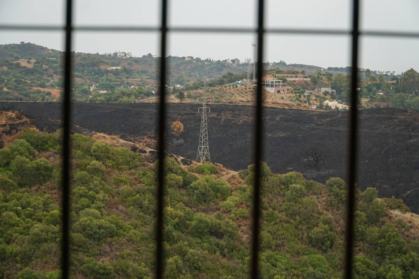 El incendio se bifurca y avanza en dos frentes este lunes