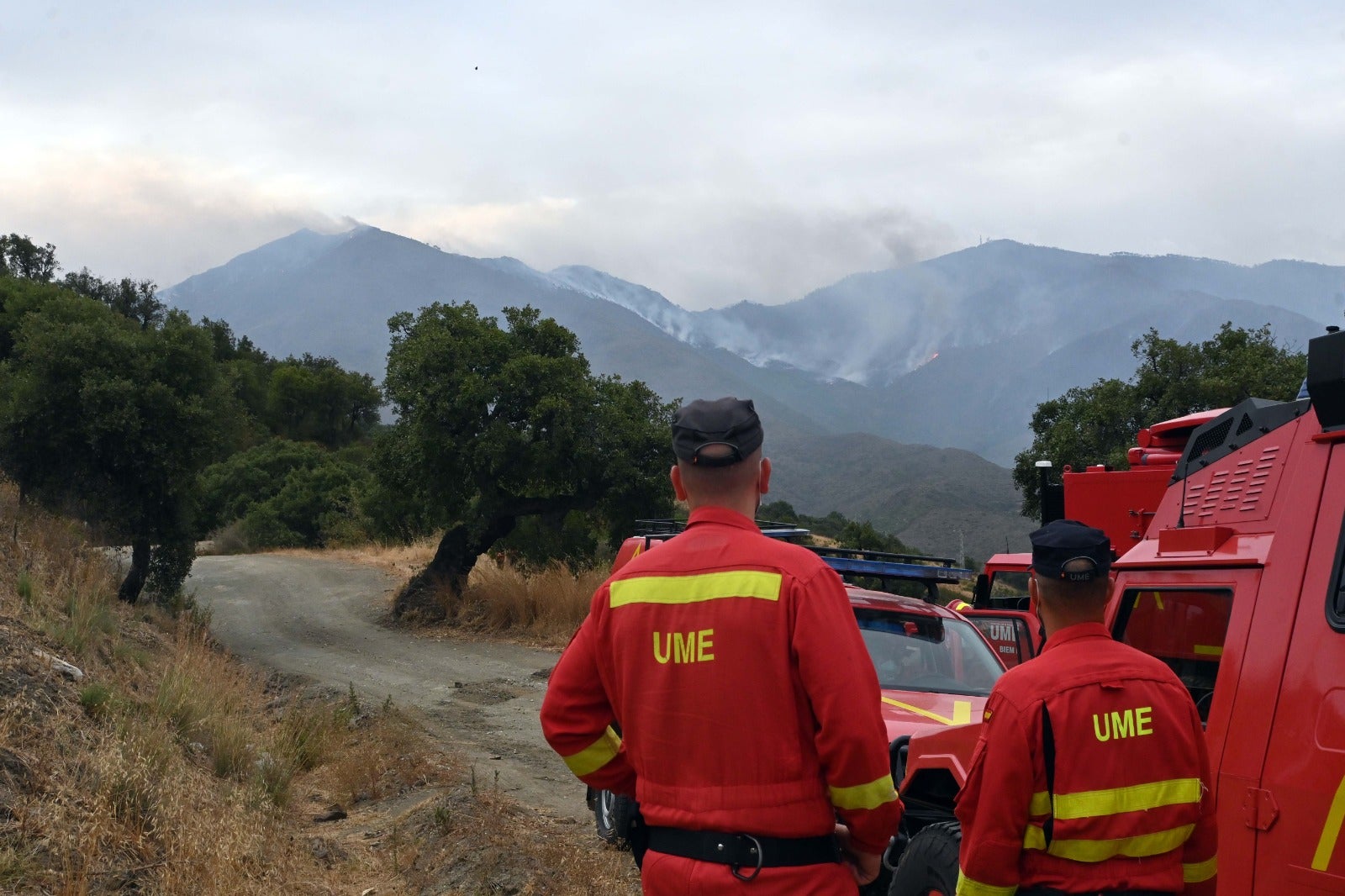 El incendio se bifurca y avanza en dos frentes este lunes