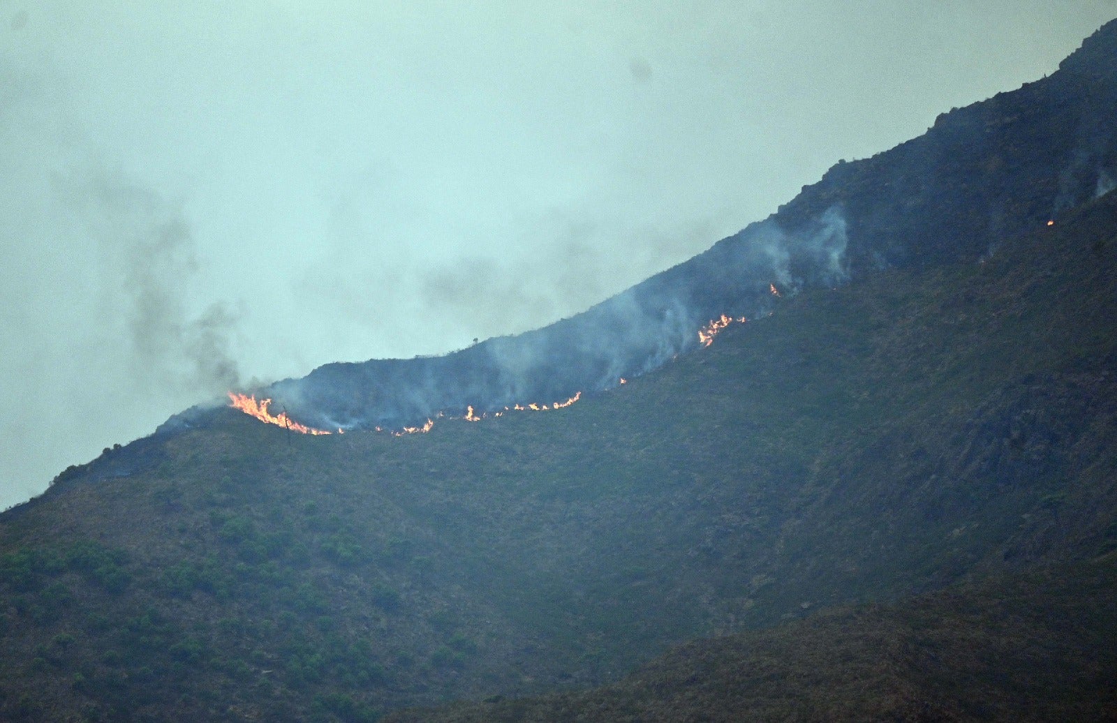 El incendio se bifurca y avanza en dos frentes este lunes