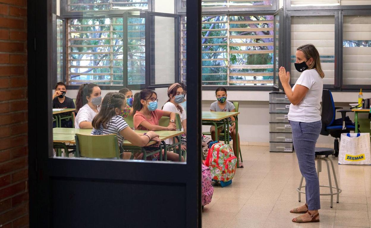 Los estudiantes tendrán que mantener la distancia y el uso de la mascarilla es obligatorio