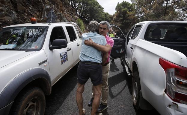 El alcalde de Genalguacil, Miguel Ángel Herrera, abraza a un vecino. 