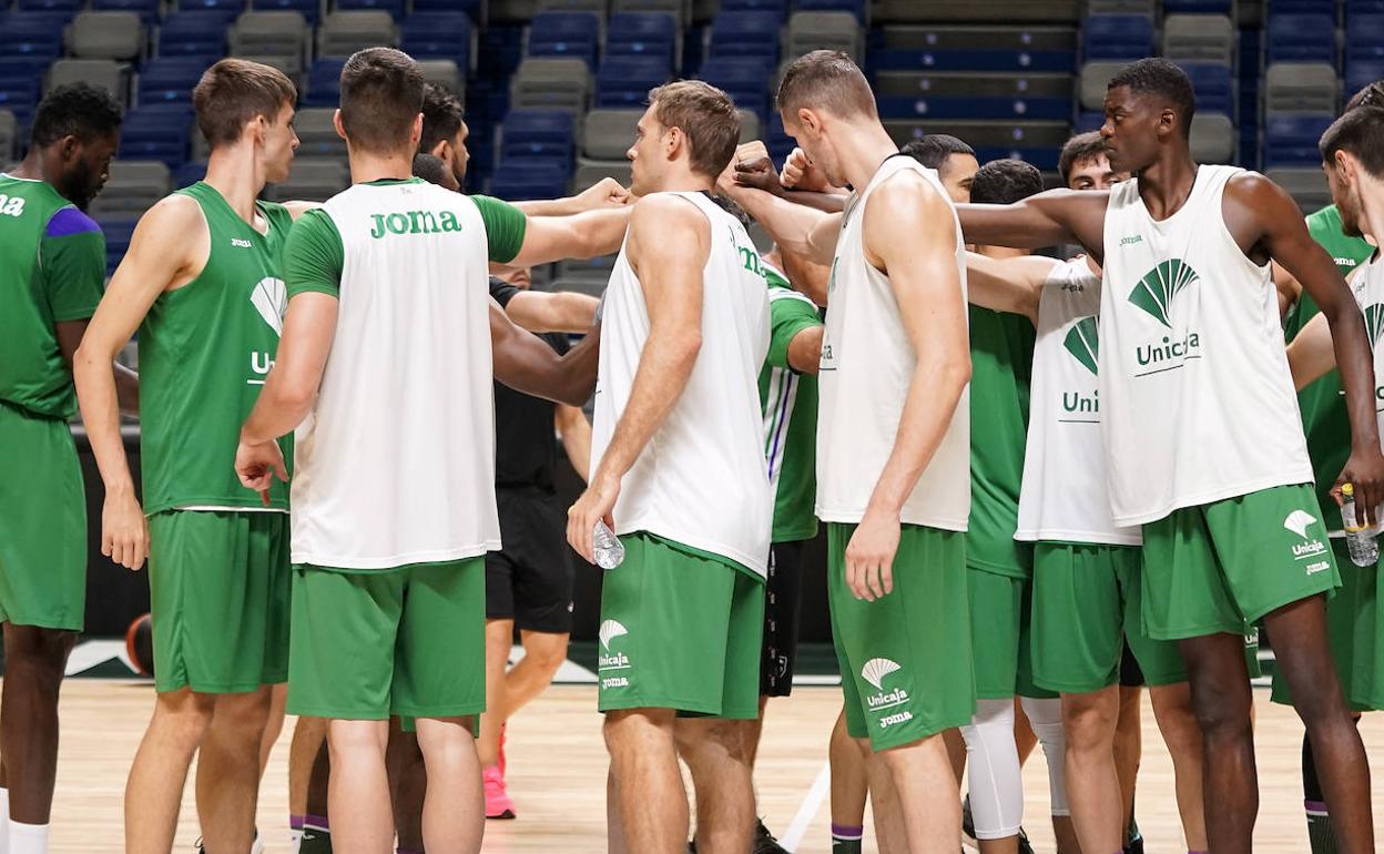 Los jugadores del Unicaja hacen piña en el entrenamiento de este martes en el Carpena. 