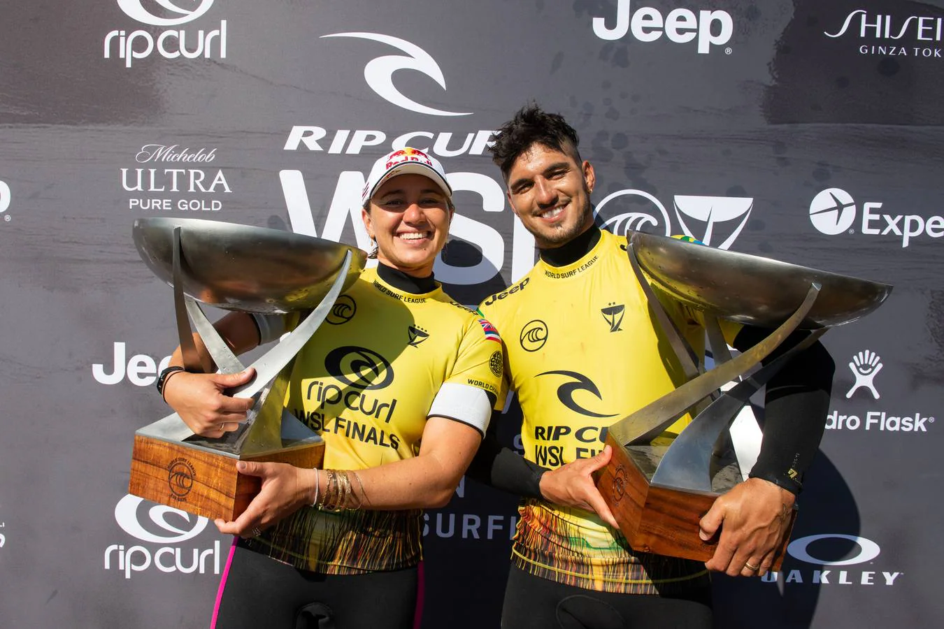 Fotos: Gabriel Medina y Carissa Moore, campeones del mundo de surf