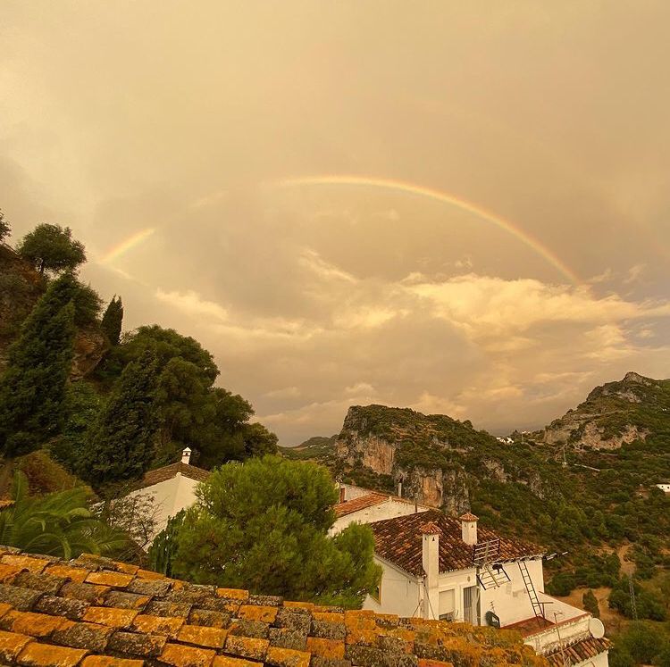 El milagro llegó en forma de lluvia al incendio de Sierra Bermeja. Ha sido una de las claves, pero que sin el trabajo de los equipos del Infoca y la UME tampoco hubiera sido posible controlar las llamas. Esta mañana, salía el sol y se dibujaba un arcoiris que los usuarios ha compartido en las redes sociales.