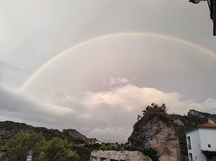 El milagro llegó en forma de lluvia al incendio de Sierra Bermeja. Ha sido una de las claves, pero que sin el trabajo de los equipos del Infoca y la UME tampoco hubiera sido posible controlar las llamas. Esta mañana, salía el sol y se dibujaba un arcoiris que los usuarios ha compartido en las redes sociales.