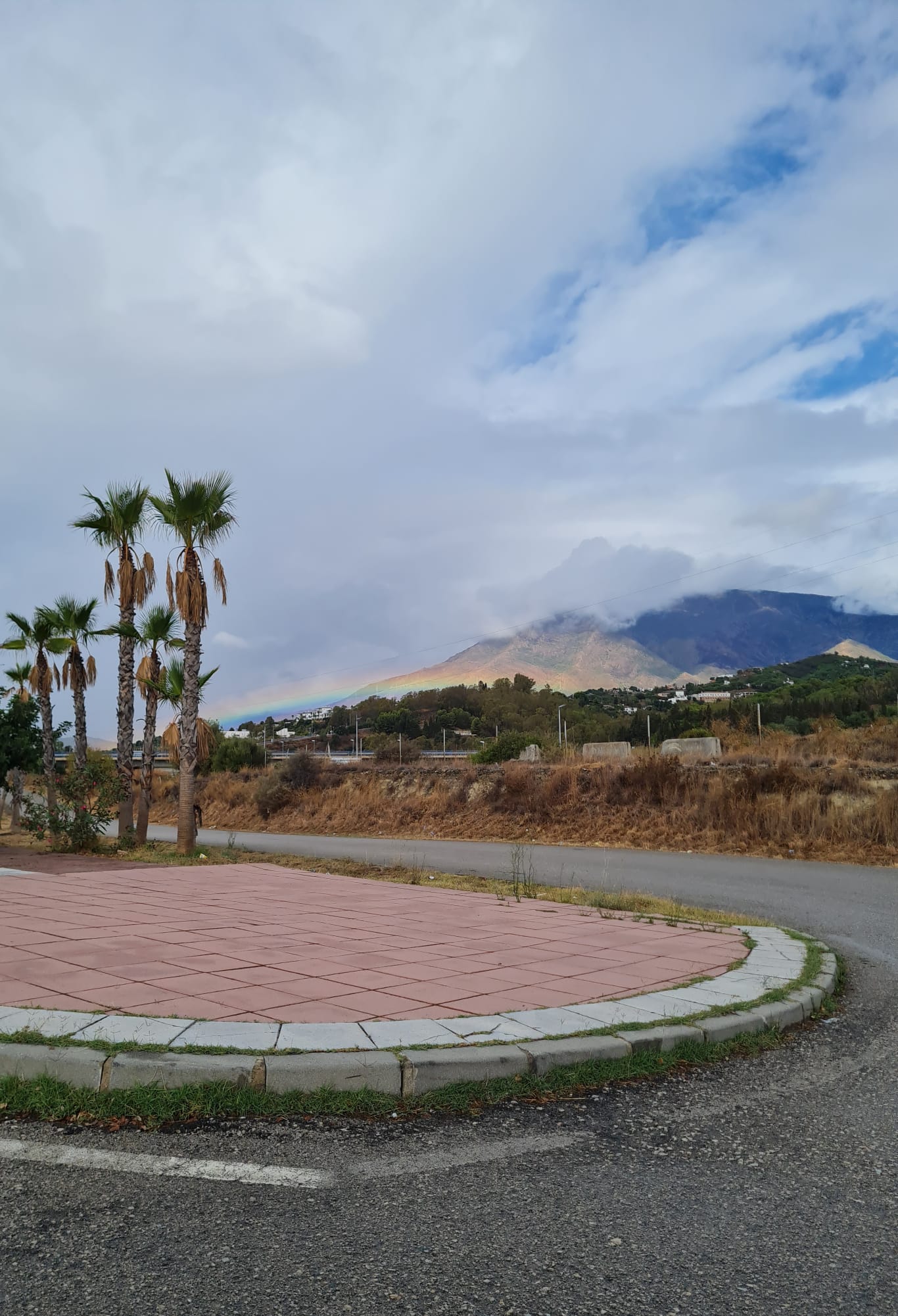 El milagro llegó en forma de lluvia al incendio de Sierra Bermeja. Ha sido una de las claves, pero que sin el trabajo de los equipos del Infoca y la UME tampoco hubiera sido posible controlar las llamas. Esta mañana, salía el sol y se dibujaba un arcoiris que los usuarios ha compartido en las redes sociales.