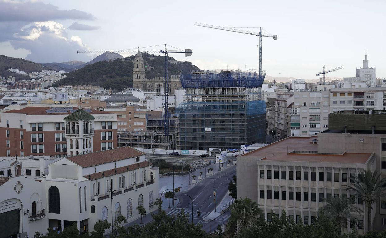 La estructura del hotel diseñado por Rafael Moneo, vista desde la terraza de la zona gourmet de El Corte Inglés. 