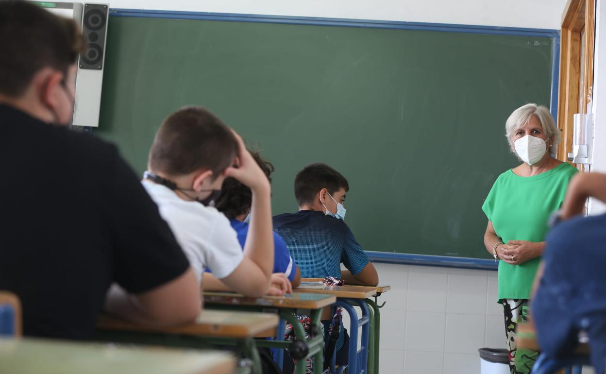 Profesora y alumnos del IES Jarifa, de Cártama, esta mañana en su primer día de clase. 