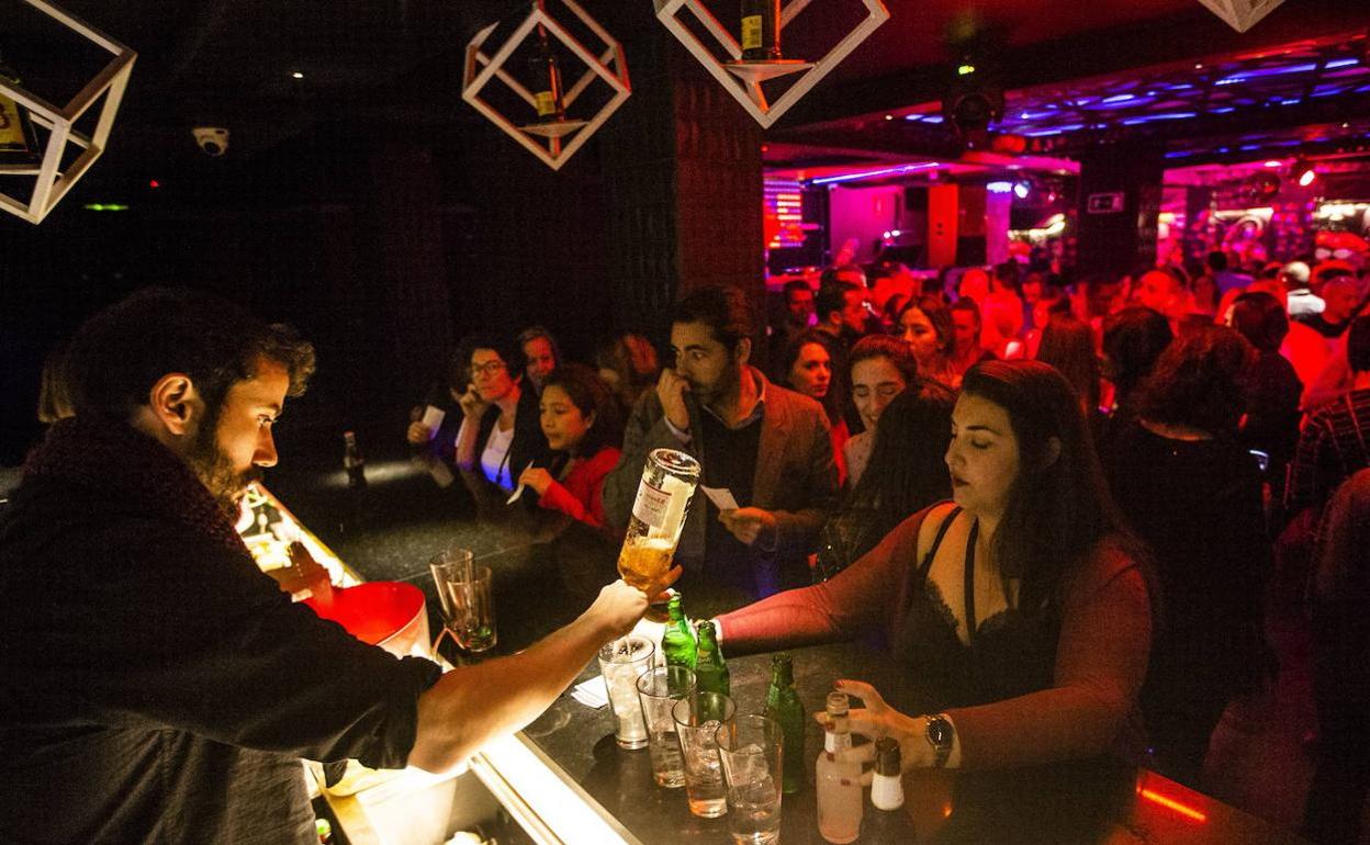 Las discotecas pueden abrir hasta las 3.30 horas, aunque no pueden atender en barra y todo el mundo debe estar sentado. 
