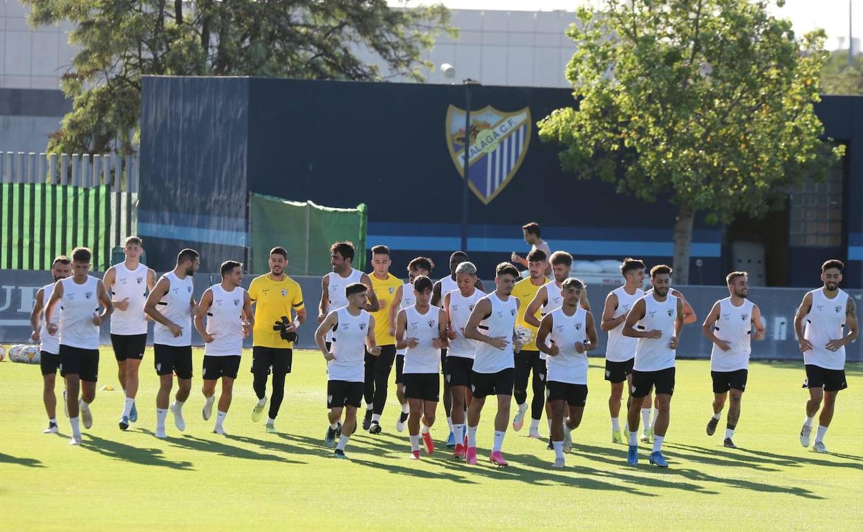 La plantilla malaguista se ejercita en el campo de la Federación Malagueña. 