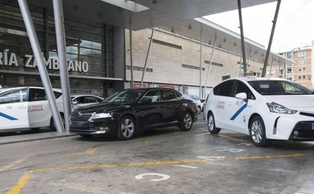 Taxis y un VTC en la zona de precontratación de la estación María Zambrano. 