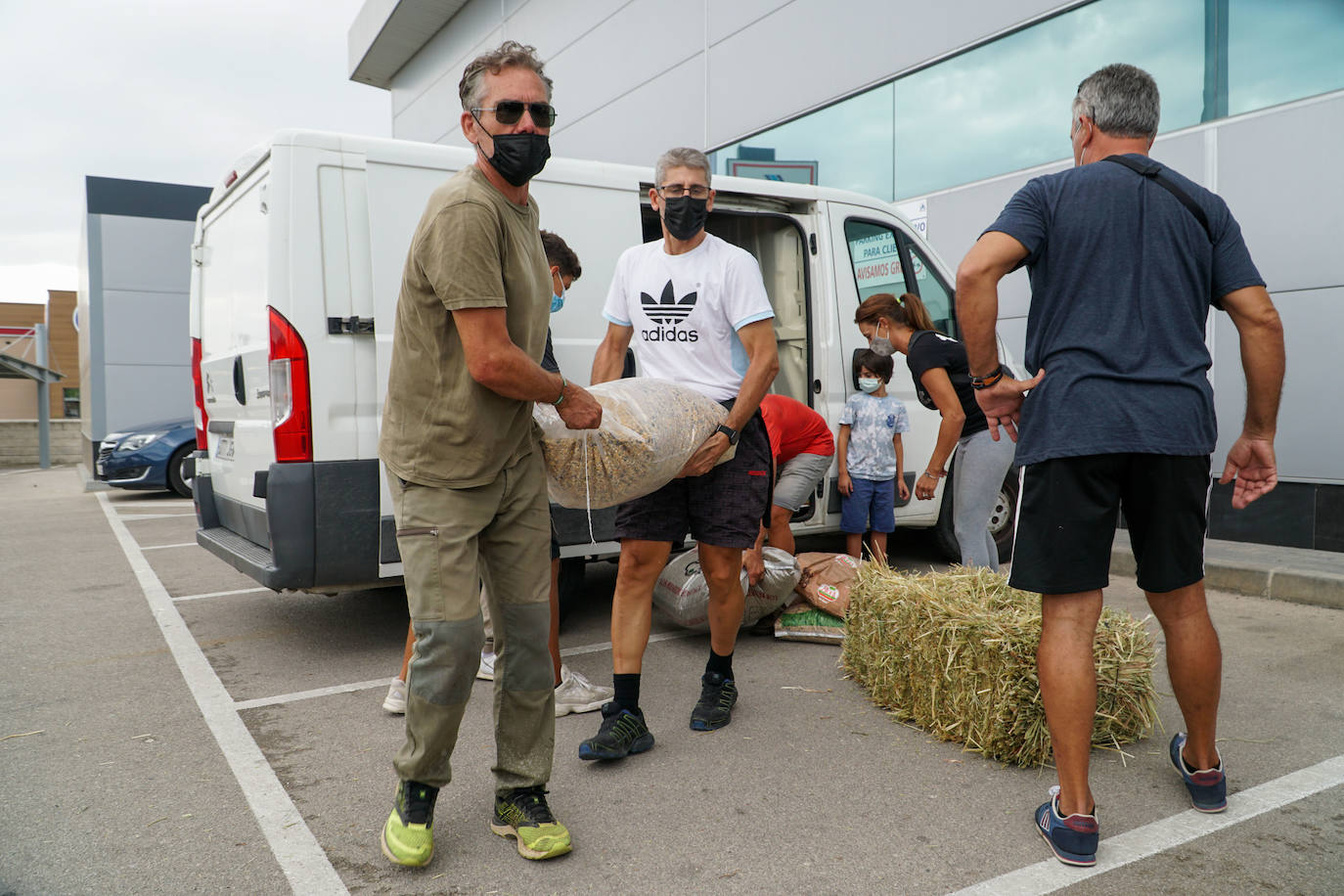 Voluntarios recogen comida y agua para atender a los animales salvajes de la parte baja de Sierra Bermeja