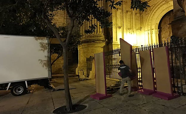 Paneles que se colocarán para recoger la descripción artística de las imágenes y las peanas. 