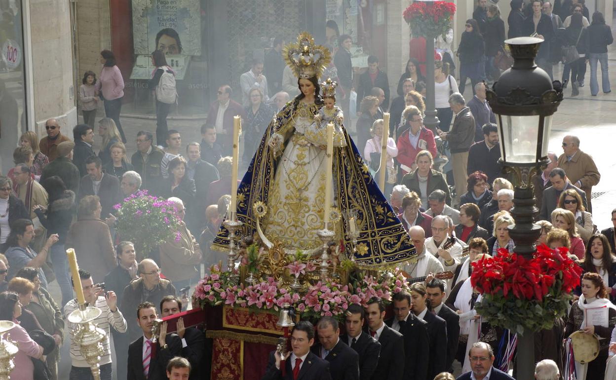 La Hermandad de la Virgen de los Remedios, de la parroquia de los Santos Mártires, ha pedido salir en rosario por las calles del Centro este domingo a las nueve de la noche. 