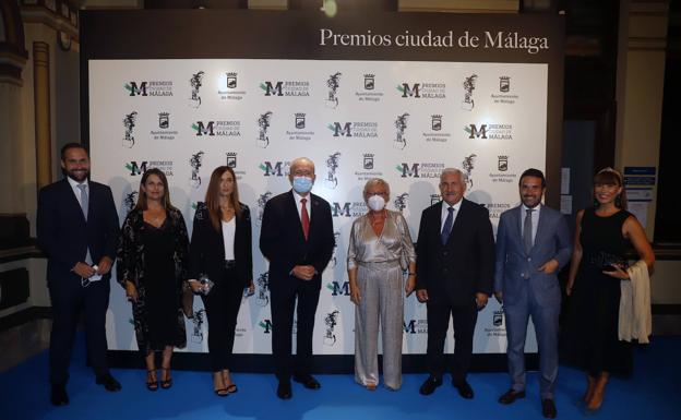 Francisco de la Torre, junto a las autoridades antes de celebrar el acto de los premios.