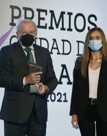 Imagen secundaria 2 - El alcalde, junto a los siete premiados y la mención especial, los sanitarios. Pedro Rodríguez Oliva, Federico Beltrán, el alcalde, Javier González de Lara y Sergio Cuberos. Manuel Azuaga y Elisa Pérez de Siles, en la entrega del premio a la Empresa y Comercio. 