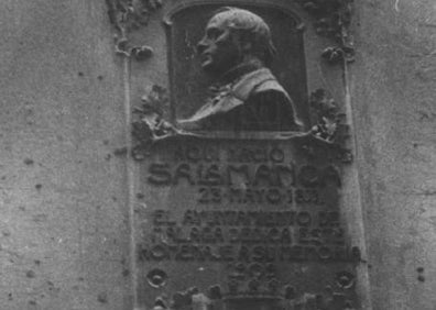 Imagen secundaria 1 - Arriba, estatua del marqués de Salamanca en el barrio al que dio nombre, en Madrid. Abajo, a la izquierda, placa en su casa natal, en Málaga. Al lado, Manuel Agustín Heredia, su cuñado