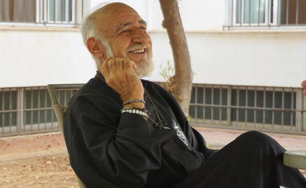 El padre Cacho, durante la entrevista a SUR, en la casa parroquial de Santa María Goretti