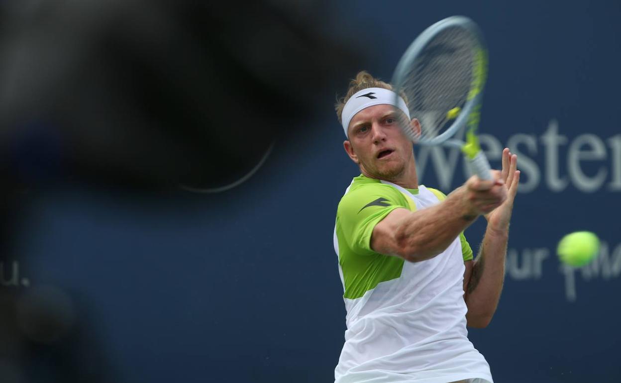 Alejandro Davidovich, en un golpe de derecha envolviendo la bola en el Masters 1.000 de Cincinnati. 