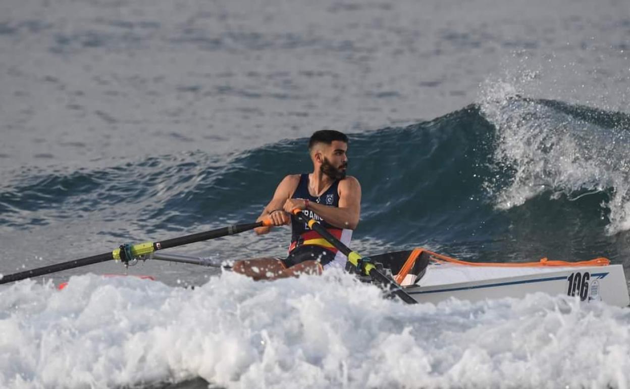 Adrián Miramón se prepara para tomar una ola en pleno esfuerzo en la competición. 