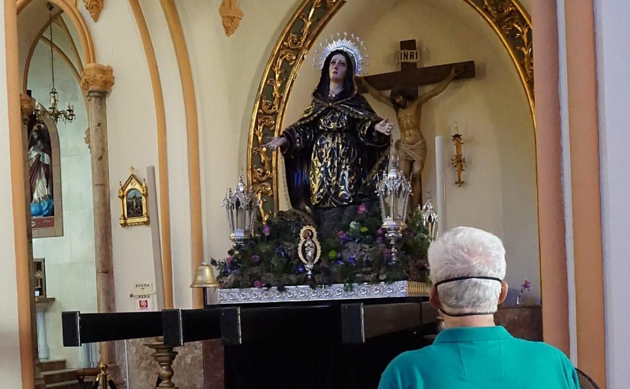 La Virgen de la Soledad, dispuesta en sus andas. 