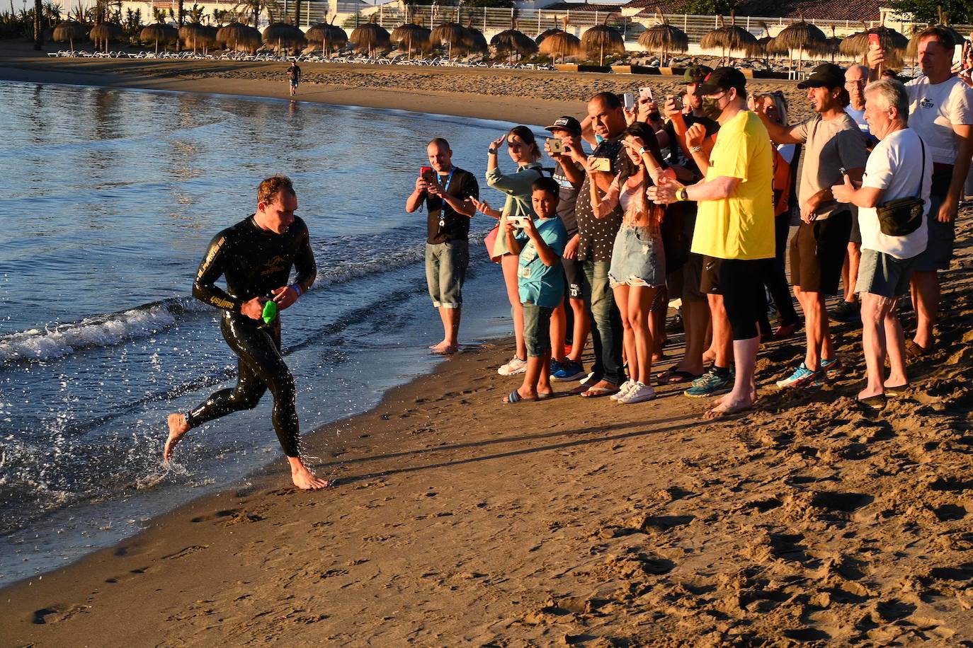 La prueba ha constado de dos kilómetros a nado desde en la playa de Levante de Puerto Banús, 90 en bicicleta, con un recorrido que va desde Marbella hasta Cártama y otros 21 kilómetros a pie por el paseo marítimo.