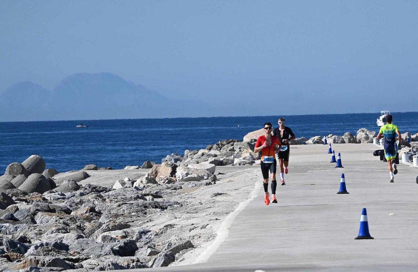 La prueba ha constado de dos kilómetros a nado desde en la playa de Levante de Puerto Banús, 90 en bicicleta, con un recorrido que va desde Marbella hasta Cártama y otros 21 kilómetros a pie por el paseo marítimo.