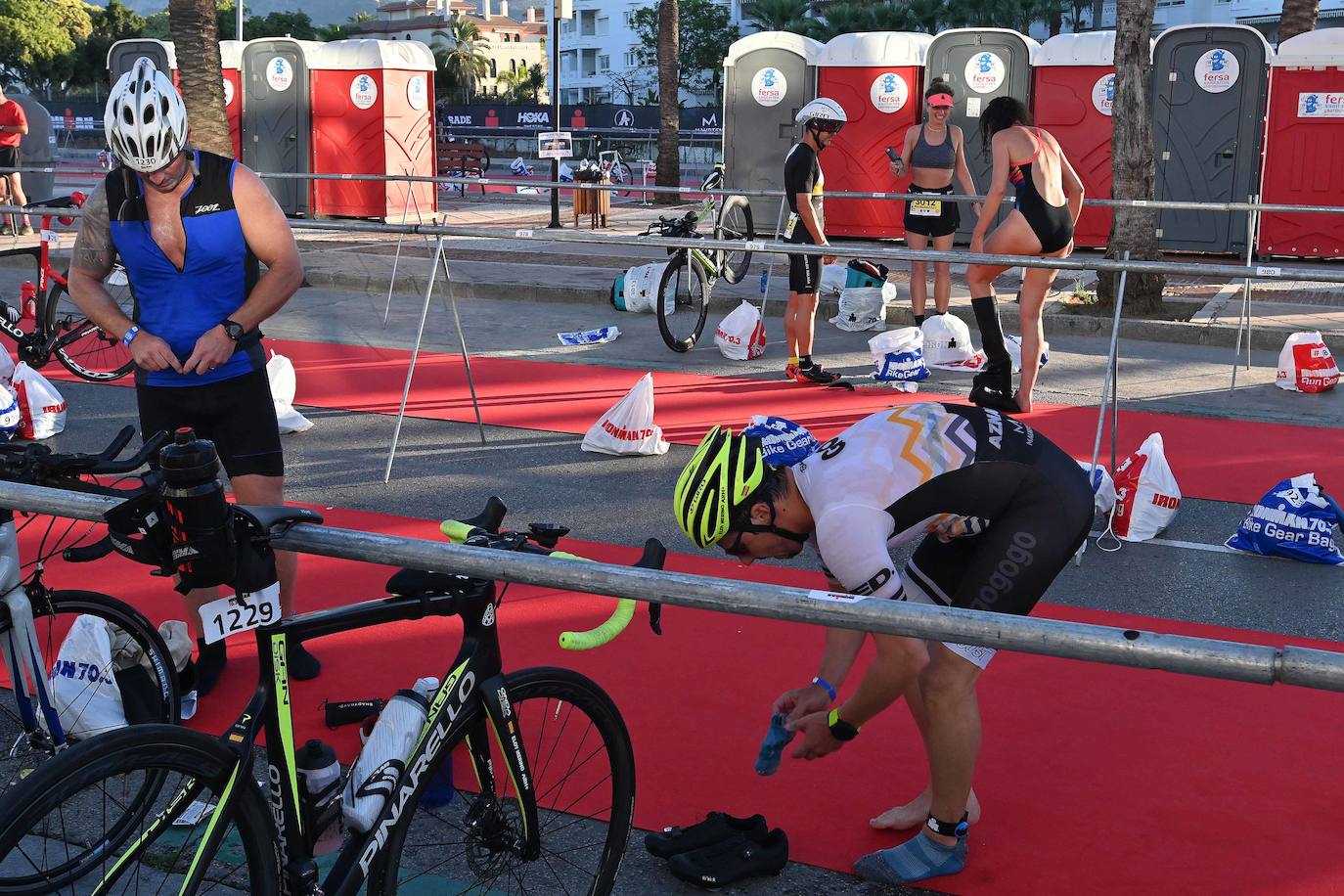 La prueba ha constado de dos kilómetros a nado desde en la playa de Levante de Puerto Banús, 90 en bicicleta, con un recorrido que va desde Marbella hasta Cártama y otros 21 kilómetros a pie por el paseo marítimo.