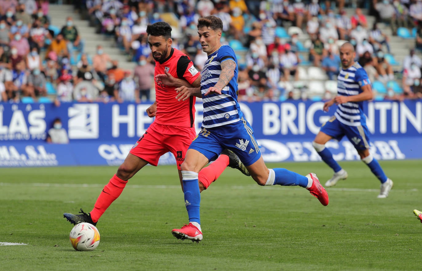 El Málaga cae en su visita a la Ponferradina (4-0). 