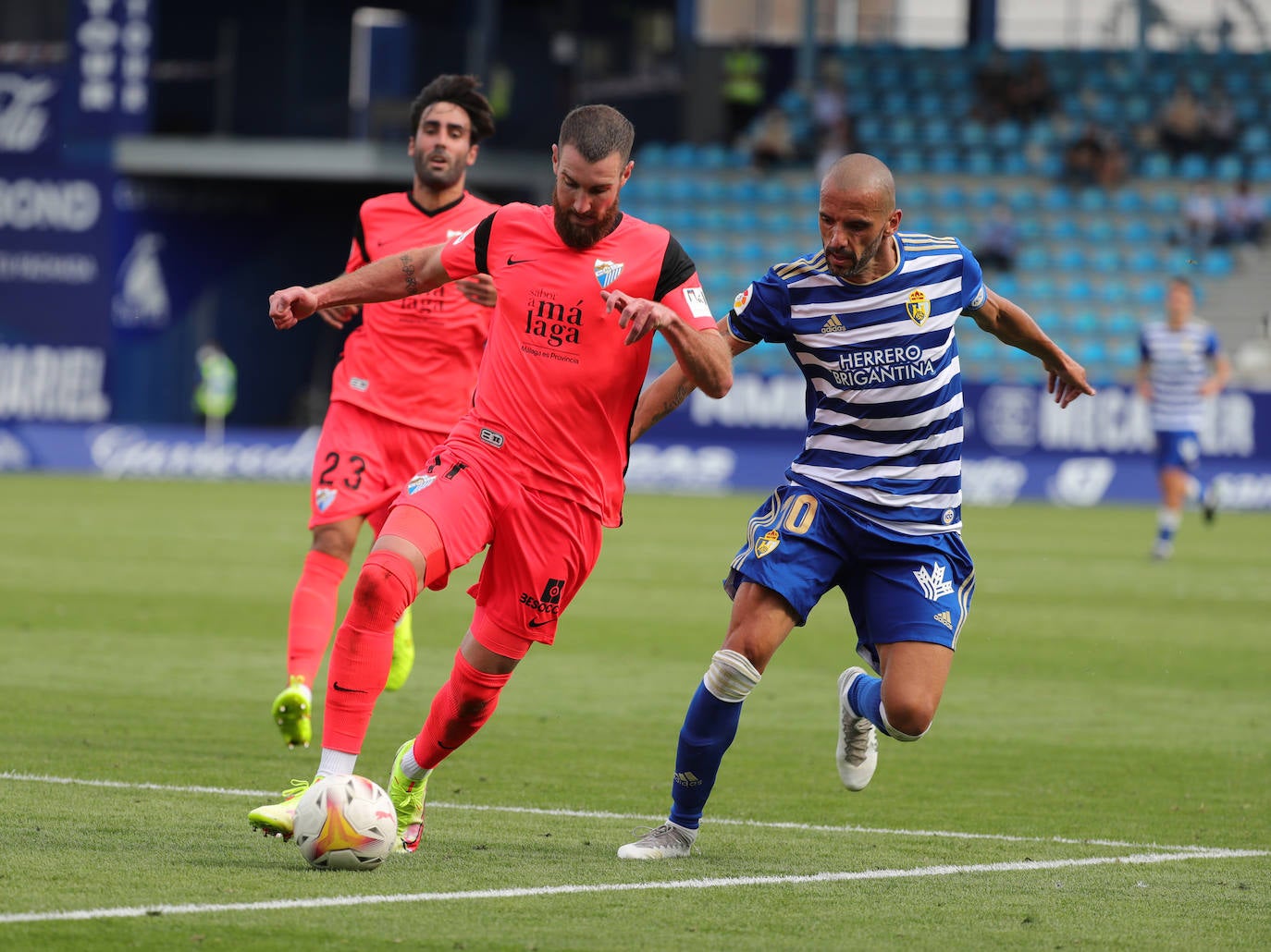 El Málaga cae en su visita a la Ponferradina (4-0). 