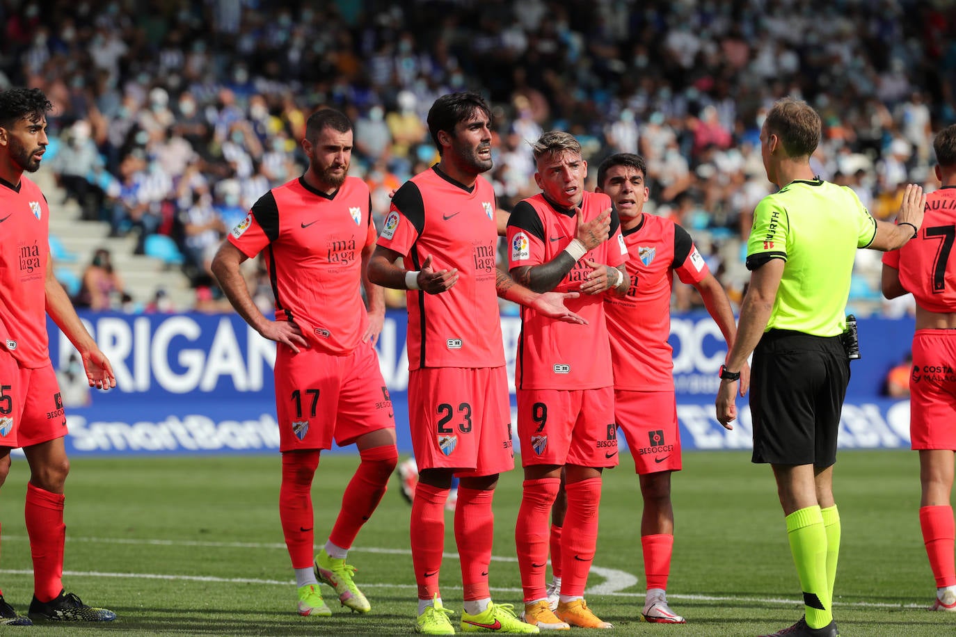 El Málaga cae en su visita a la Ponferradina (4-0). 